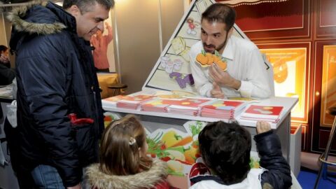 Un padre con sus hijos visita uno de los stands instalados en una carpa por el Día Mundial de la Diabetes Un padre con sus hijos visita uno de los stands instalados en una carpa por el Día Mundial de la Diabetes
