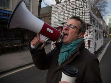 Hugh Fearnley-Whittingstall intenta concienciar sobre el reciclaje de los vasos de plástico