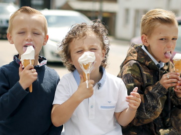 Niños comiendo un helado