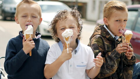 Ni&ntilde;os comiendo un helado