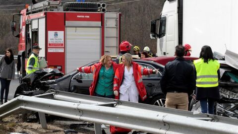 Los servicios de emergencia trabajan en el lugar del accidente