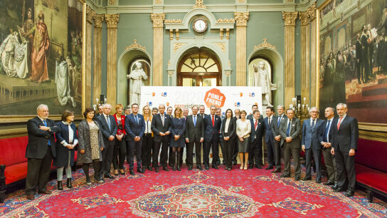 Senadores y personalidades posan antes del comienzo de los VIII Premios Ponle Freno