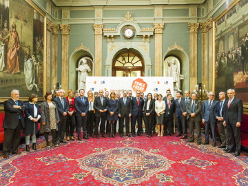 Senadores y personalidades posan antes del comienzo de los VIII Premios Ponle Freno