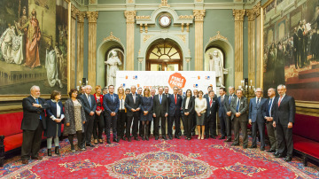 Senadores y personalidades posan antes del comienzo de los VIII Premios Ponle Freno