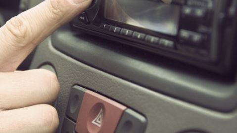Sintonizar la radio del coche es una de las distracciones más frecuentes