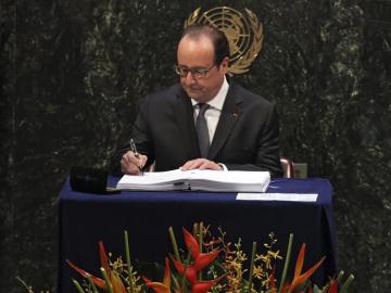 El presidente francés, François Hollande, firma el Acuerdo de París