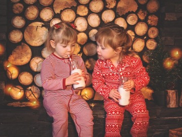 Dos niñas toman un vaso de leche