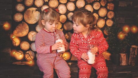 Dos niñas toman un vaso de leche Dos niñas toman un vaso de leche