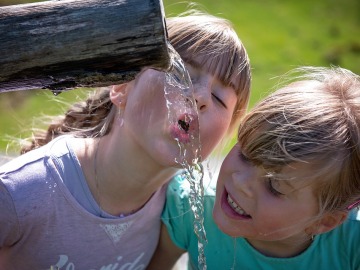 Niños bebiendo agua