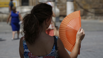 Una mujer con un abanico