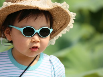 Niño pequeño con gafas de sol