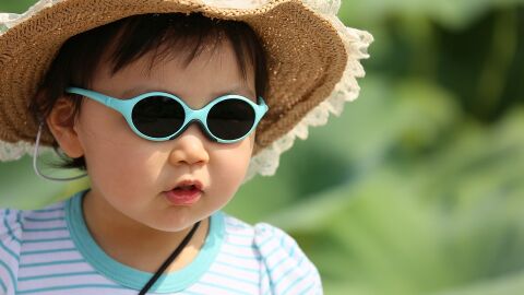 Ni&ntilde;o peque&ntilde;o con gafas de sol