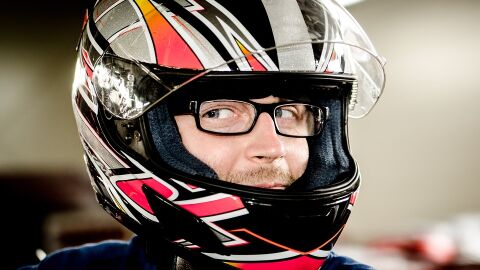 Motorista con su casco