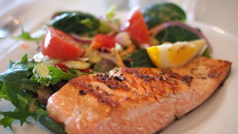 Salm&oacute;n a la plancha con ensalada