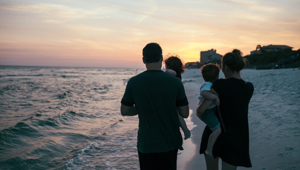 Una familia pasea por la playa