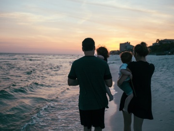 Una familia pasea por la playa