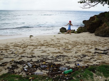 Una playa, llena de plástico