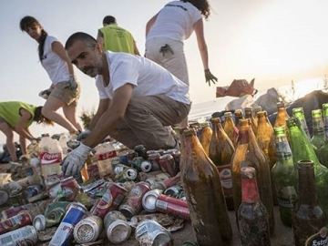 Voluntarios de Greenpeace recogen basura de las playas de Valencia