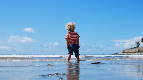 Un ni&ntilde;o peque&ntilde;o pasea en por la playa