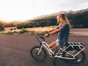 Una chica monta en bicicleta