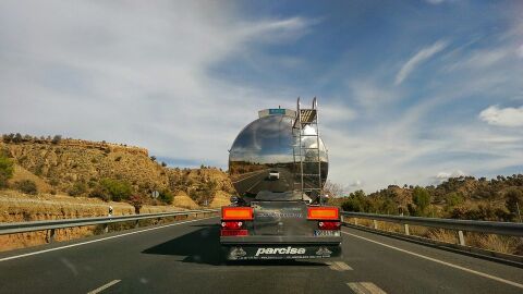 Cami&oacute;n en carretera