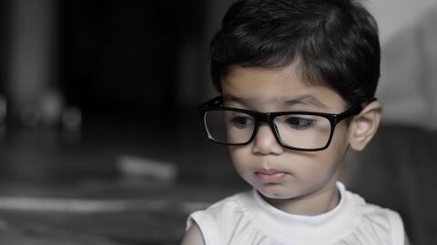 Ni&ntilde;o con gafas
