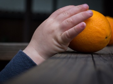 Niño comiendo fruta