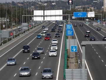 Coches circulando por una carretera de Madrid