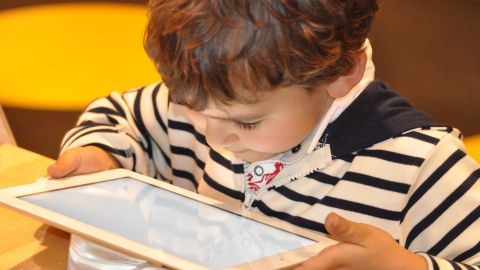 Los peques no deben usar dispositivos con pantallas antes de dormir Los peques no deben usar dispositivos con pantallas antes de dormir