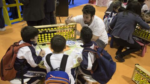 Los ni&ntilde;os aprenden cocinando en el sal&oacute;n 'Juvenalia' en Madrid