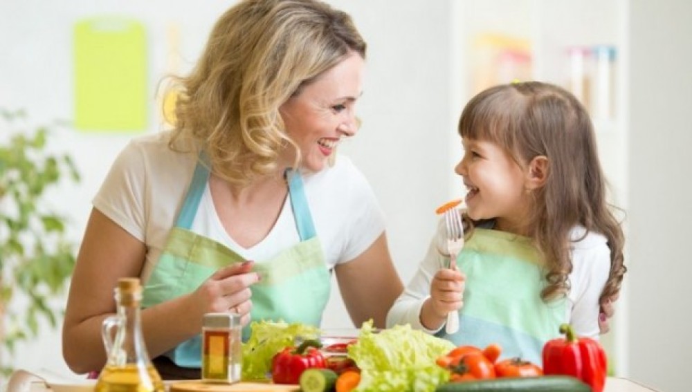 Los padres son un claro modelo de conducta para que los hijos coman bien