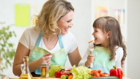Los padres son un claro modelo de conducta para que los hijos coman bien