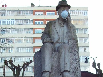 Mascarillas en uno de los monumentos de Avilés para protestar contra el cambio climático