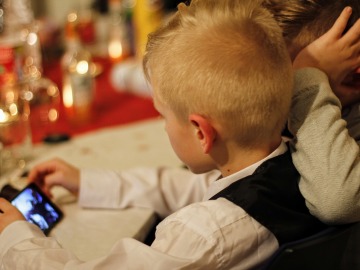 El uso moderado de pantallas no es perjudicial para la salud de los niños