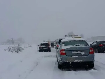La nieve provoca el caos en las carreteras y l&iacute;neas ferroviarias del este peninsular