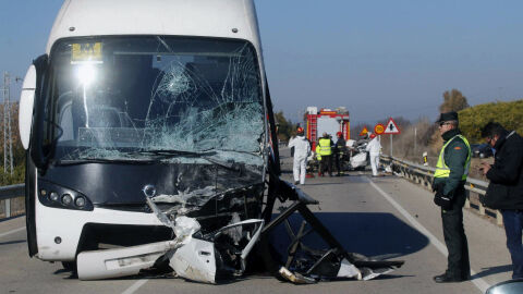 Colisi&oacute;n entre un autob&uacute;s y un turismo en la a-453