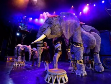 Un circo presenta elefantes en forma de títere y elimina los animales de sus espectáculos