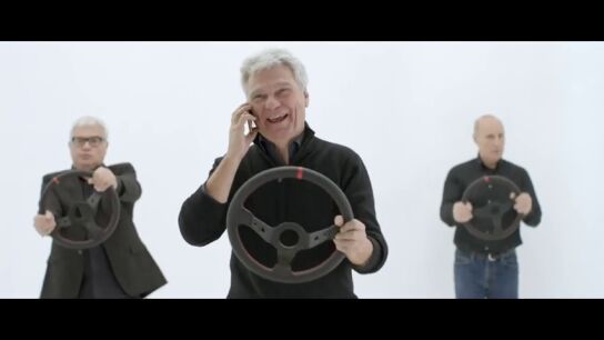 Frame 7.826162 de: "Al volante, no uses el móvil", la nueva campaña de la DGT con Tricicle Frame 7.826162 de: "Al volante, no uses el móvil", la nueva campaña de la DGT con Tricicle