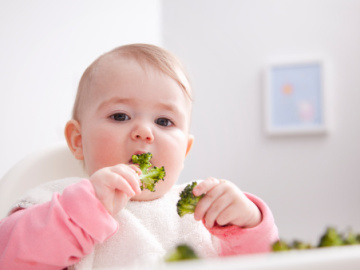 'Baby Led Weaning', un método para que los bebés cojan autonomía en la comida 