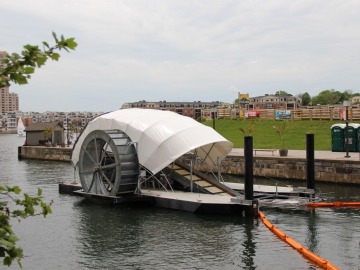 'Mr. Trush Wheel', el barco que limpia la basura de las aguas de Baltimore