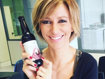  Susanna Griso se suma a la iniciativa de la cerveza Mustache contra el abandono de galgos 