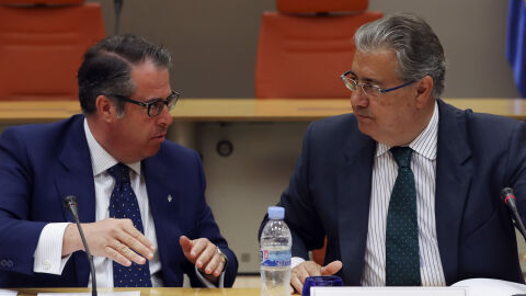 El ministro del Interior, Juan Ignacio Zoido con el director de la Dirección General de Tráfico, Gregorio Serrano durante la reunión del Comité de Seguridad Vial