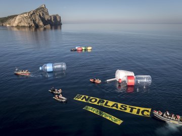 Greenpeace esparce enormes objetos de plástico en el Mediterráneo contra la contaminación 