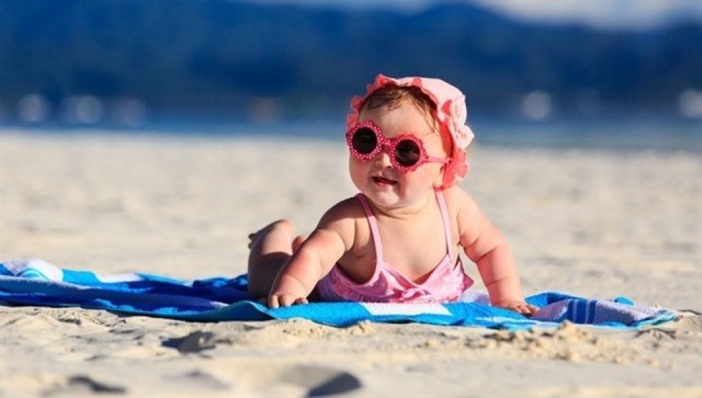 ¿Es bueno ponerles gafas de sol a los bebés?
