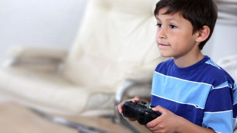 Ni&ntilde;o jugando a videojuegos
