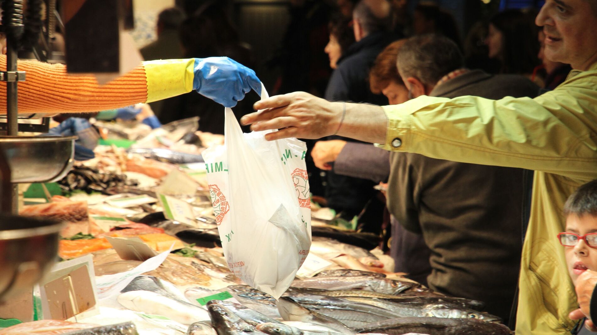 En 2018 se prohibirá el consumo de bolsas de plástico gratis