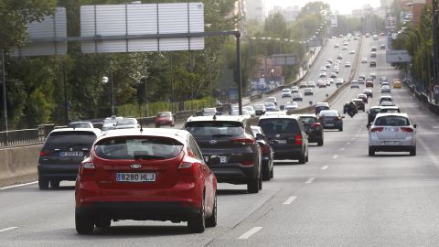 Coches por una carretera española