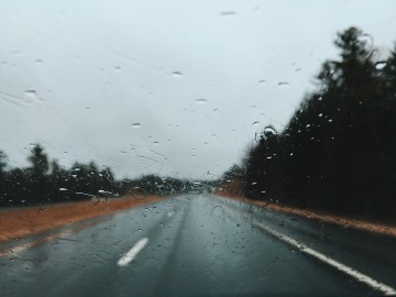 Lluvia en la carretera