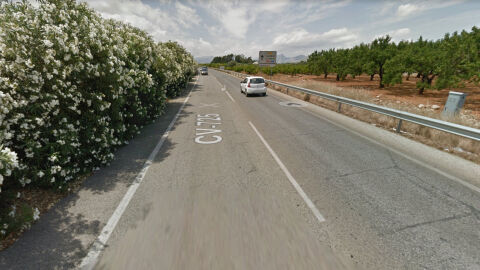 Hola buenos días, la carretera CV725 que va de Denia a Ondara (Alicante) tiene línea discontinua en un tramo en el que no hay visibilidad. Hace dos días murió una mujer y 3 heridos graves por una colisión frontal. Hace unos meses otra colisión con herido grave, y a principios de año otra mujer, adelantando, chocó de frente causando su muerte y heridas graves en el conductor del otro vehículo. Y estas son solo algunas de las que han salido en prensa, pero día a día vemos auténticos milagros sobre esta carretera. Es una carretera que, aunque solo tiene 3,5 km, es la principal entrada a Denia desde el peaje de la autopista. A parte, la gente que trabajamos en Denia (capital de comarca) pasamos hasta 4 ó 5 veces al día por esa vía. PETICIÓN: Solo quiero solicitar que se ponga línea continua en el tramo de 3´5 km (o doble línea) para evitar que la gente adelante en un tramo que es innecesario pero extremadamente peligroso. POR FAVOOR! GRACIAS