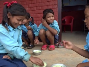 Visitamos un comedor escolar y ecológico en Nepal Visitamos un comedor escolar y ecológico en Nepal